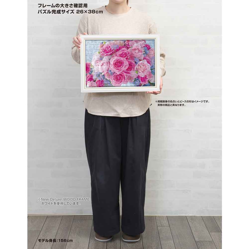 身長156cmのモデルが、額に入れた26×38cmの完成品を持っているサイズ確認用画像