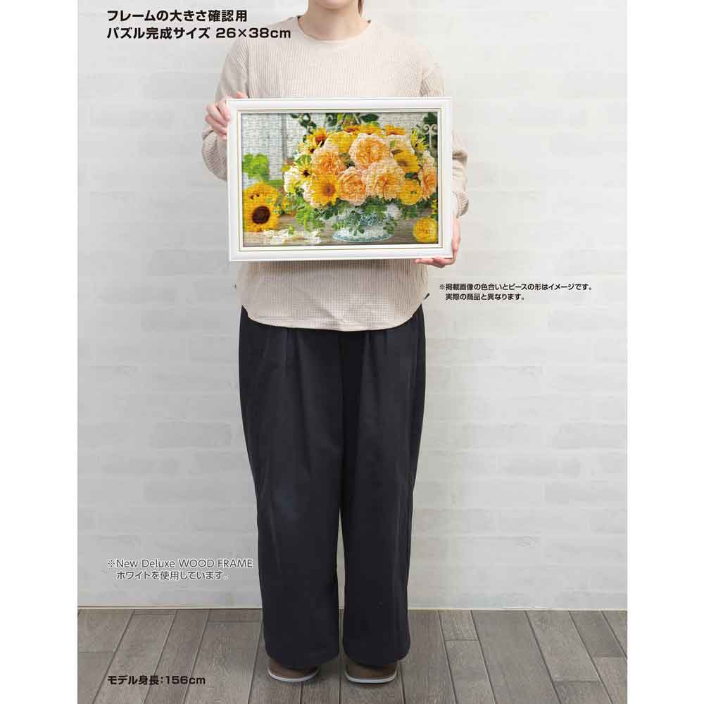 身長156cmのモデルが、額に入れた26×38cmの完成品を持っているサイズ確認用画像