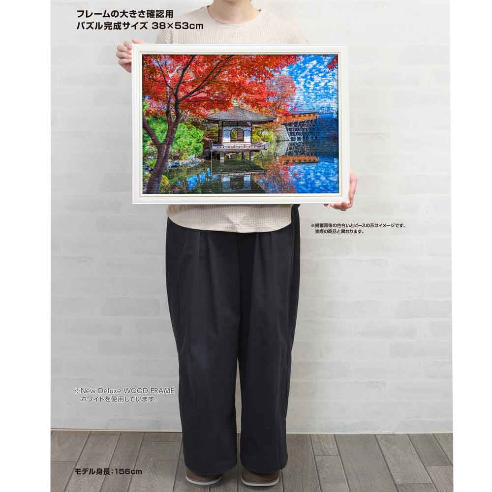 身長156cmのモデルが、額に入れた38×53cmの完成品を持っているサイズ確認用画像