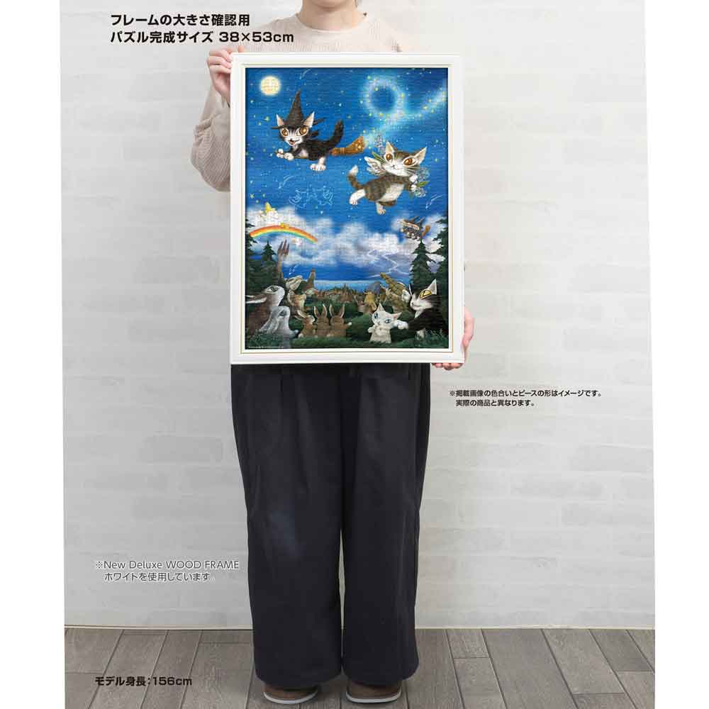 身長156cmのモデルが、額に入れた38×53cmの完成品を持っているサイズ確認用画像