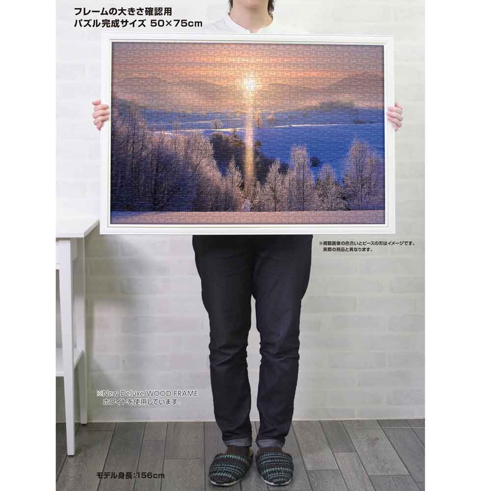 身長156cmのモデルが、額に入れた50×75cmの完成品を持っているサイズ確認用画像