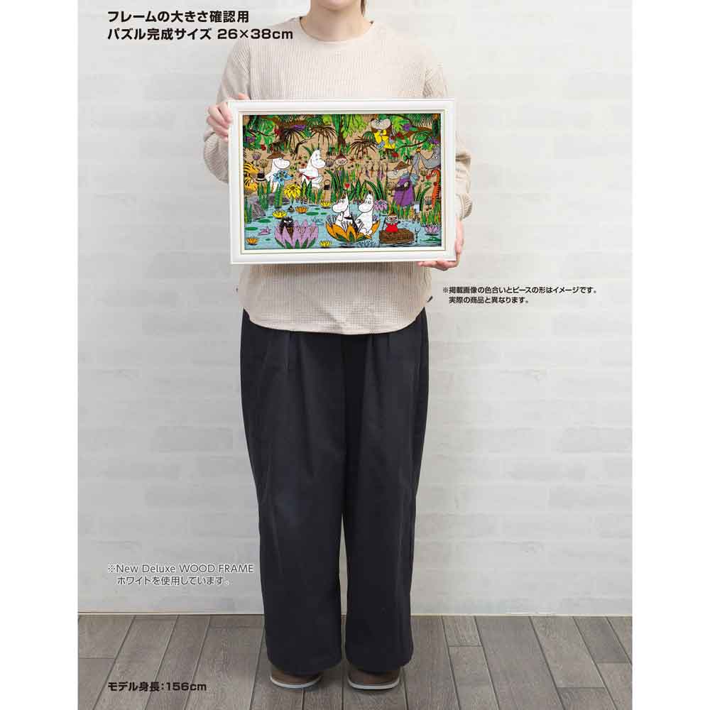 身長156cmのモデルが、額に入れた26×38cmの完成品を持っているサイズ確認用画像