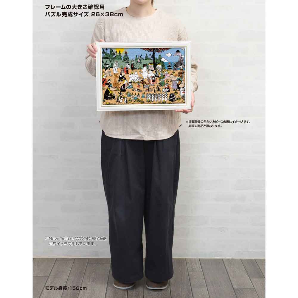 身長156cmのモデルが、額に入れた26×38cmの完成品を持っているサイズ確認用画像
