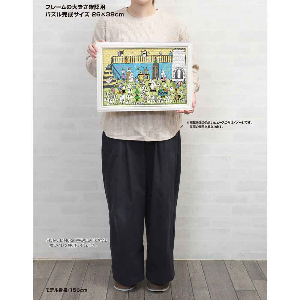 身長156cmのモデルが、額に入れた26×38cmの完成品を持っているサイズ確認用画像