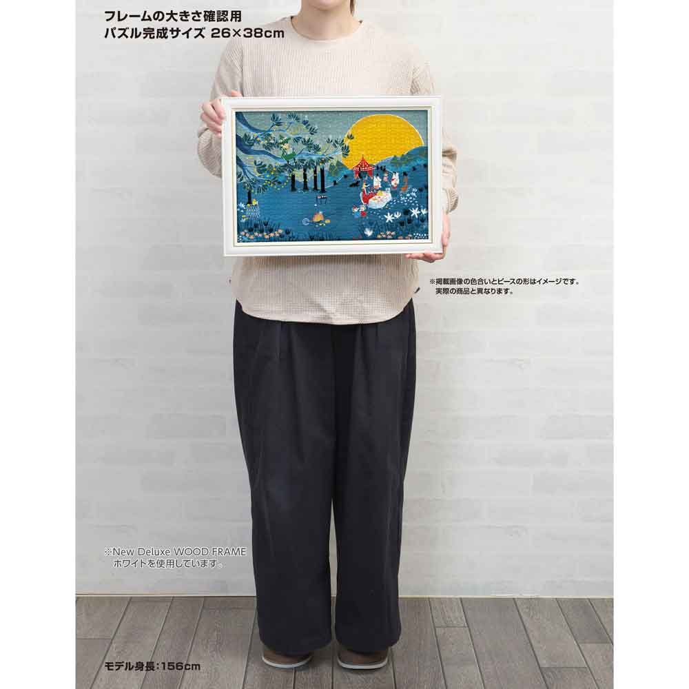 身長156cmのモデルが、額に入れた26×38cmの完成品を持っているサイズ確認用画像