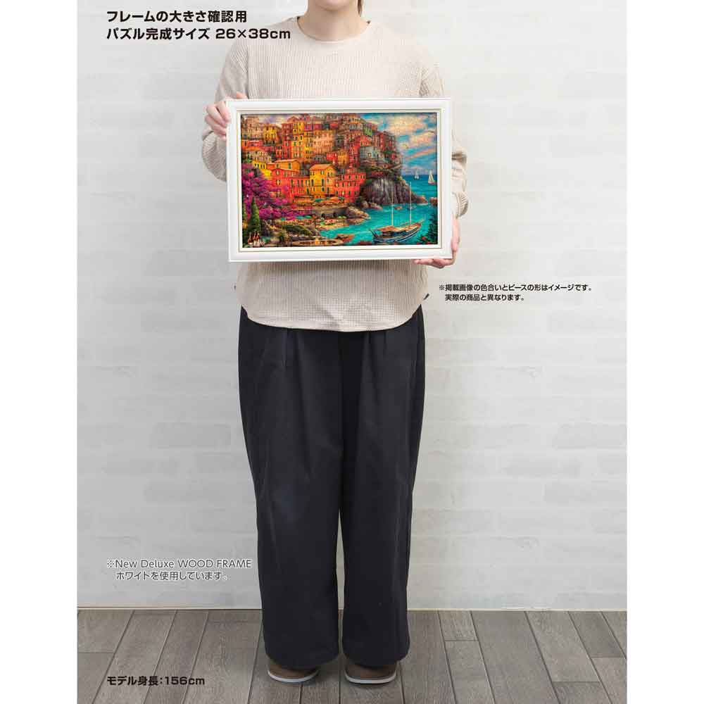 身長156cmのモデルが、額に入れた26×38cmの完成品を持っているサイズ確認用画像