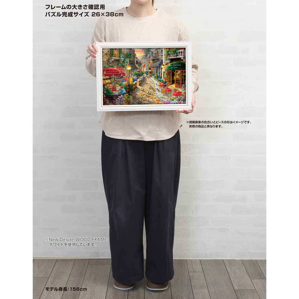 身長156cmのモデルが、額に入れた26×38cmの完成品を持っているサイズ確認用画像