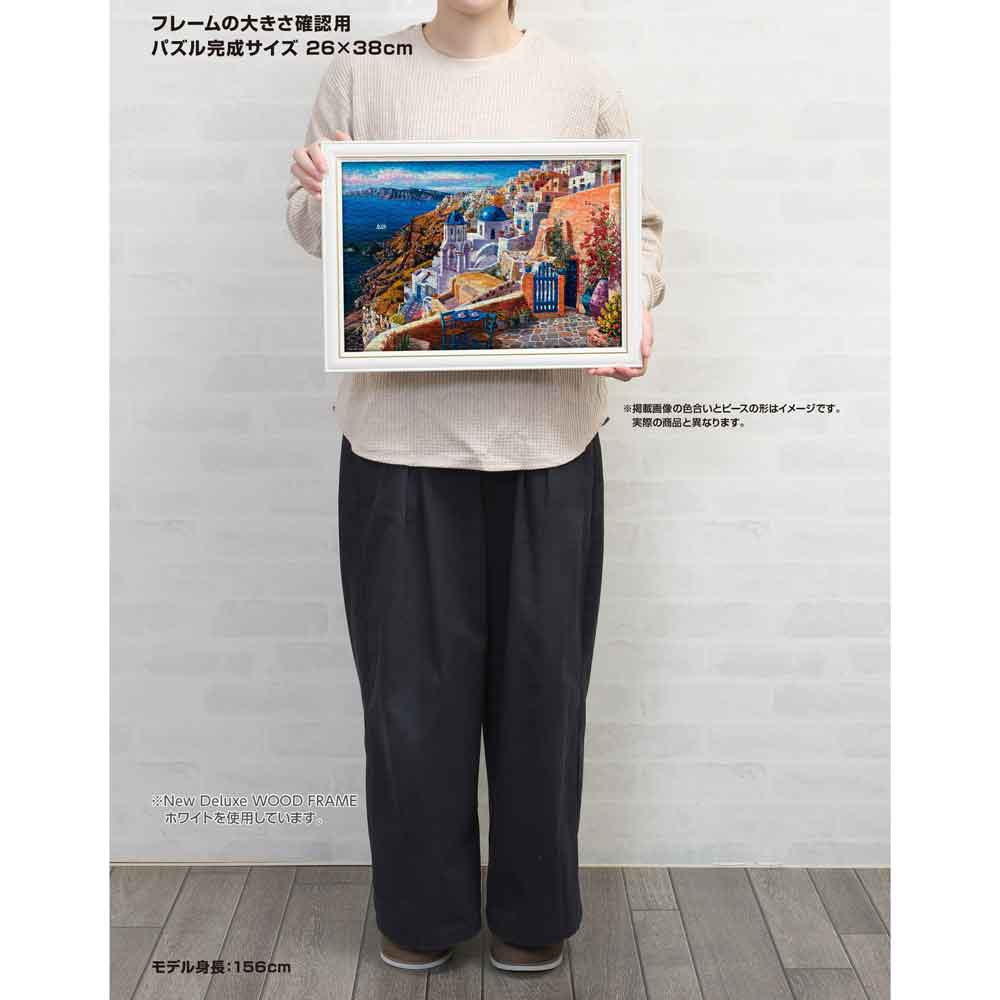 身長156cmのモデルが、額に入れた26×38cmの完成品を持っているサイズ確認用画像