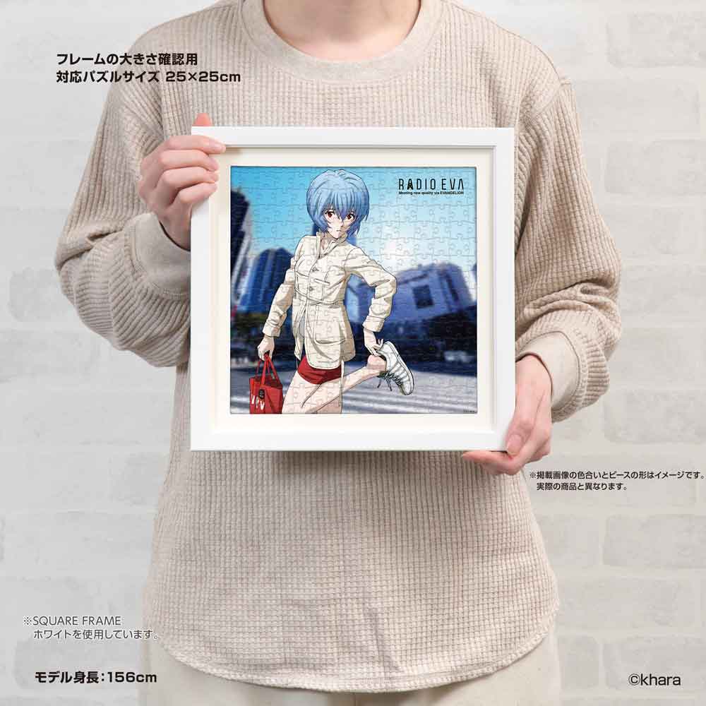 身長156cmのモデルが、専用フレームに入れた25×25cmの完成品を持っているサイズ確認用画像