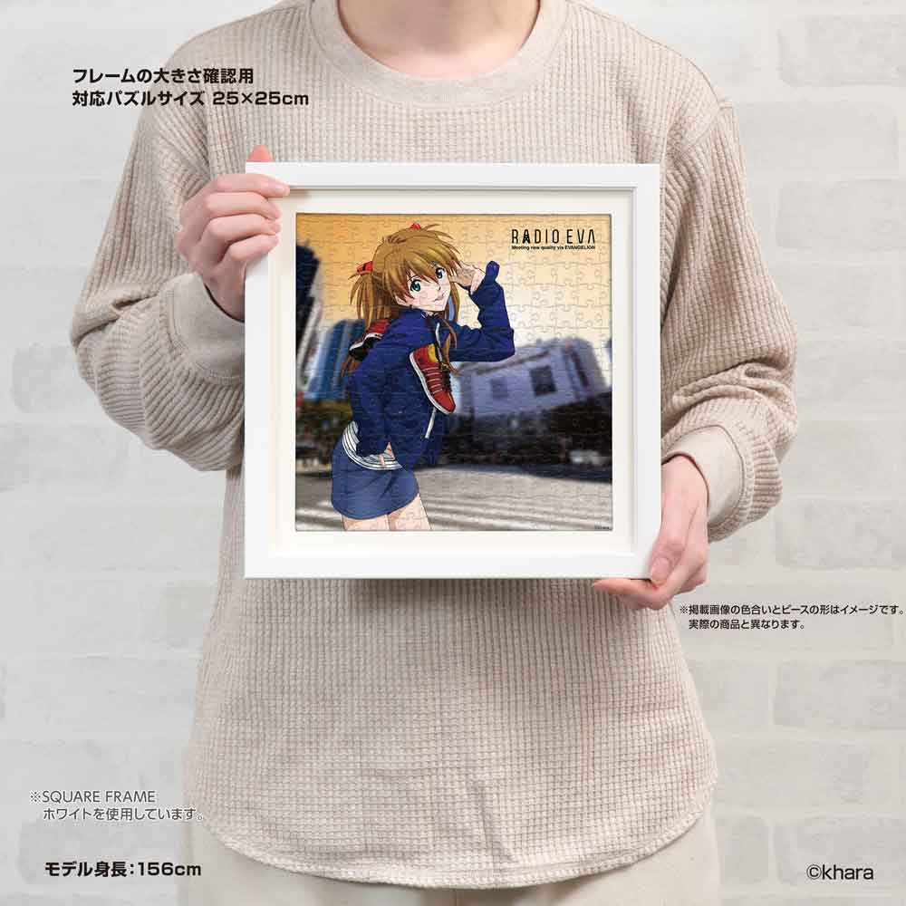 身長156cmのモデルが、専用フレームに入れた25×25cmの完成品を持っているサイズ確認用画像