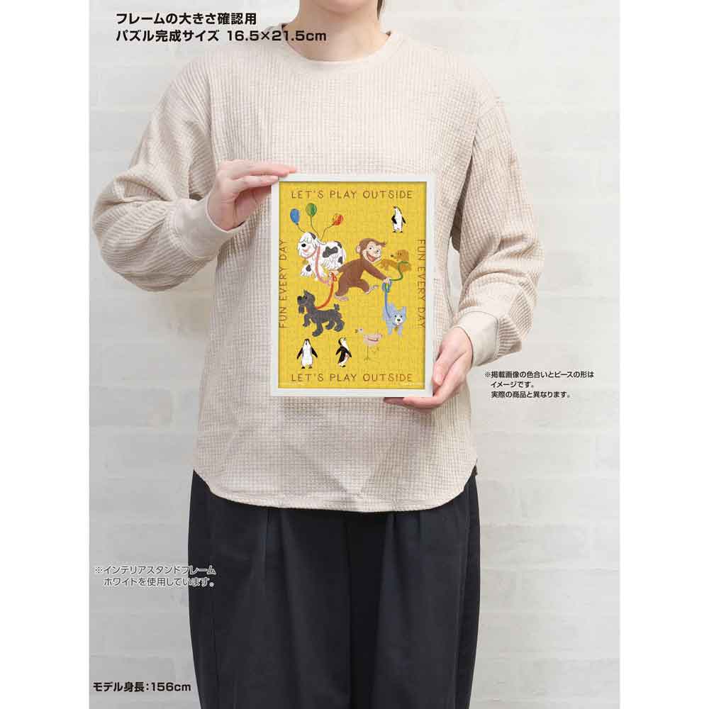 身長156cmのモデルが、額に入れた16.5×21.5cmの完成品を持っているサイズ確認用画像