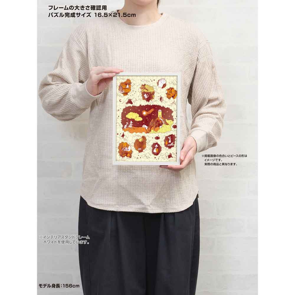 身長156cmのモデルが、額に入れた16.5×21.5cmの完成品を持っているサイズ確認用画像