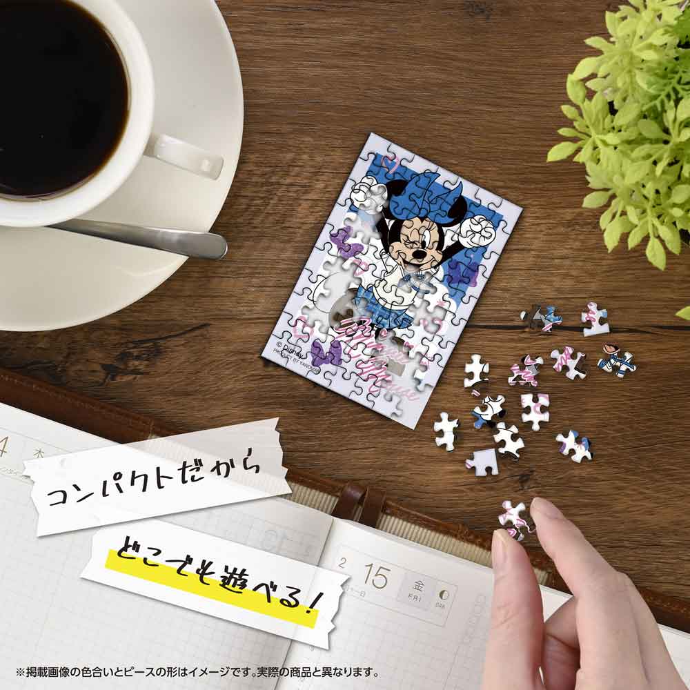 机の上でコパンを組み立てているイメージ