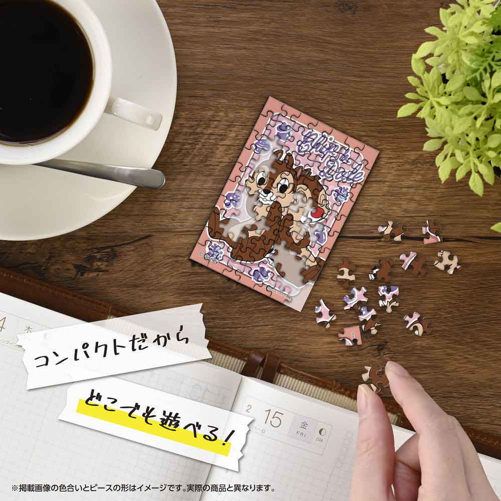 机の上でコパンを組み立てているイメージ