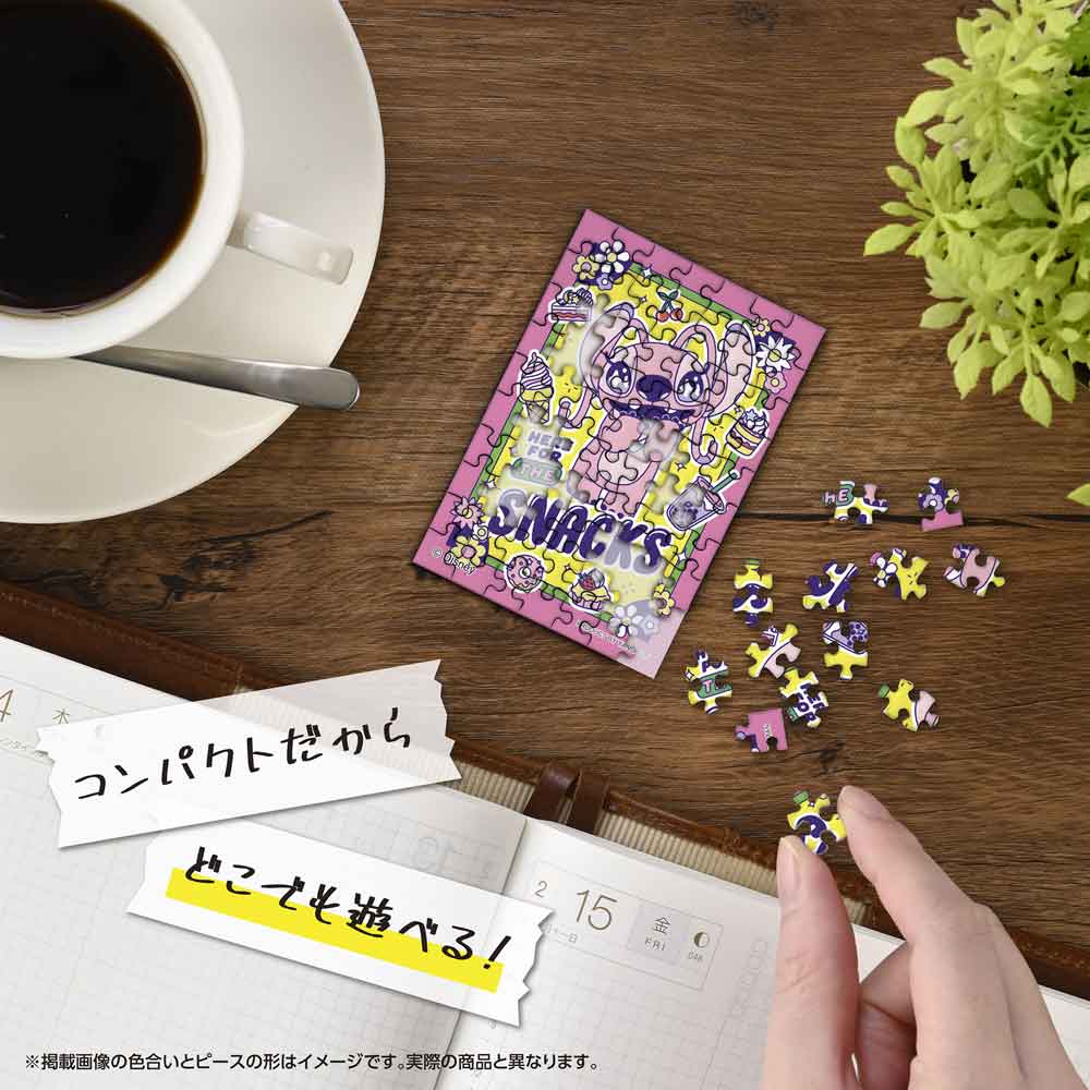 机の上でコパンを組み立てているイメージ