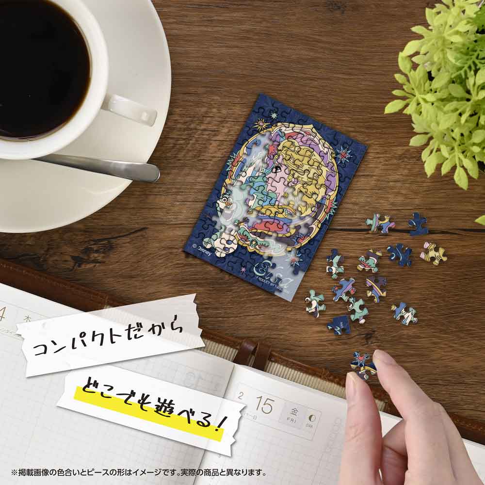 机の上でコパンを組み立てているイメージ
