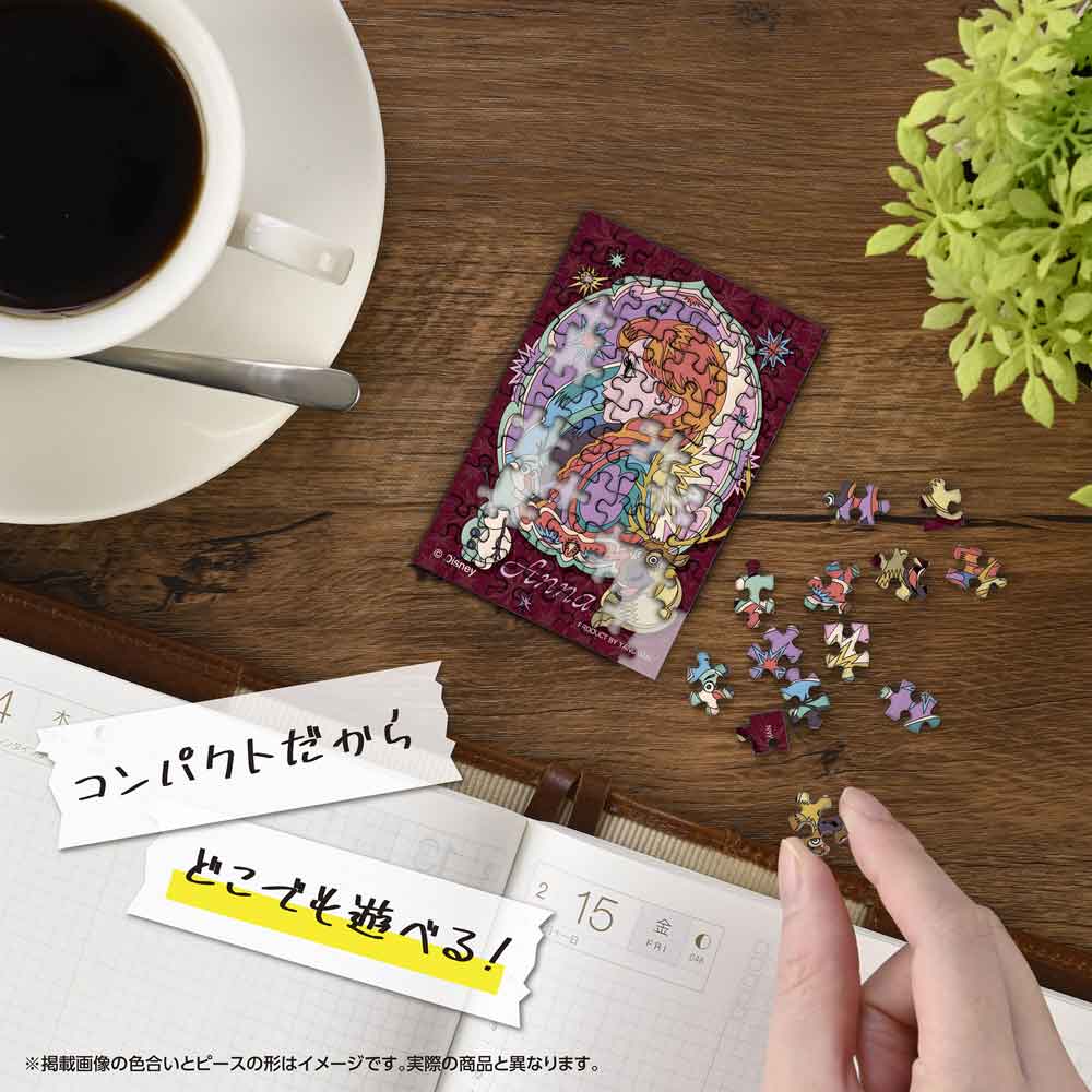 机の上でコパンを組み立てているイメージ