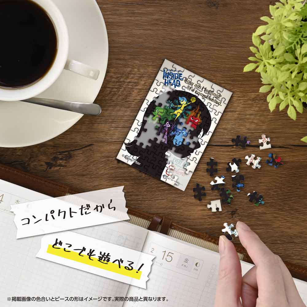 机の上でコパンを組み立てているイメージ