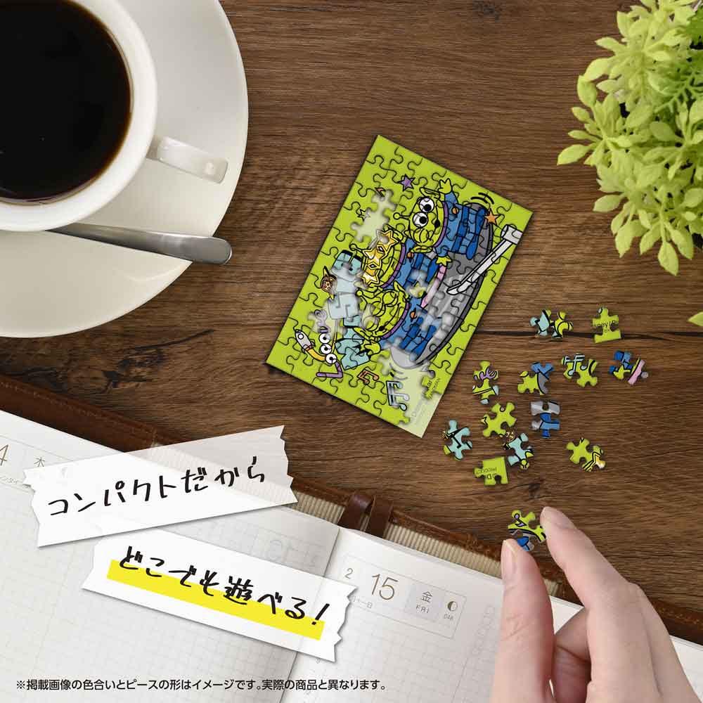 机の上でコパンを組み立てているイメージ
