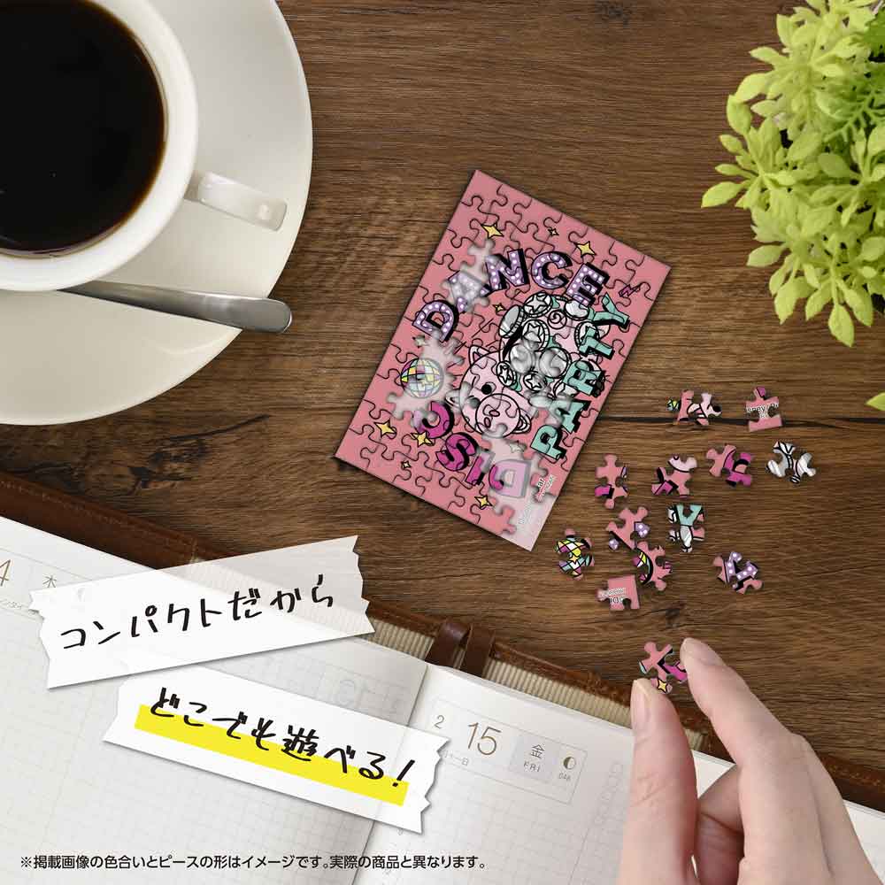 机の上でコパンを組み立てているイメージ