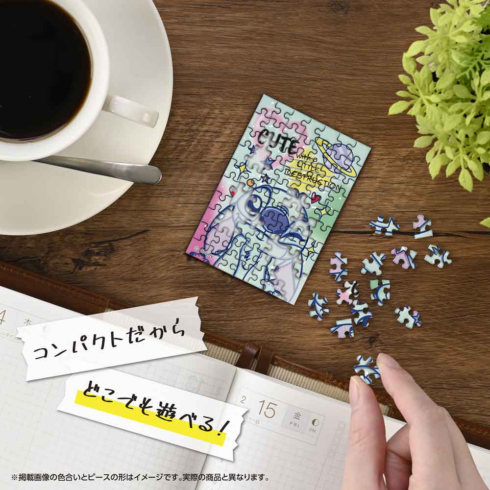 机の上でコパンを組み立てているイメージ