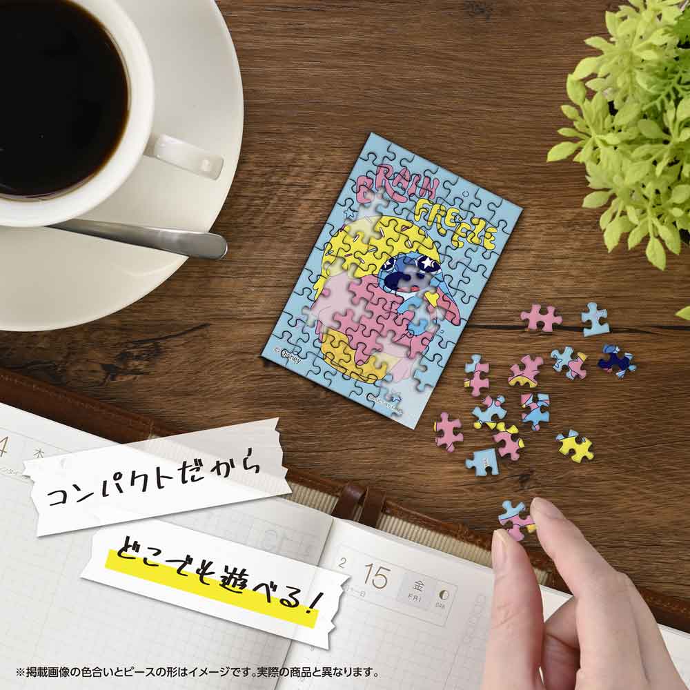 机の上でコパンを組み立てているイメージ