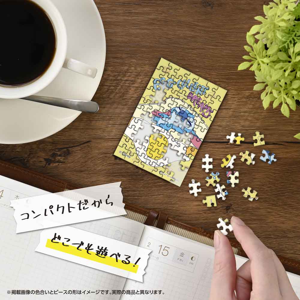 机の上でコパンを組み立てているイメージ