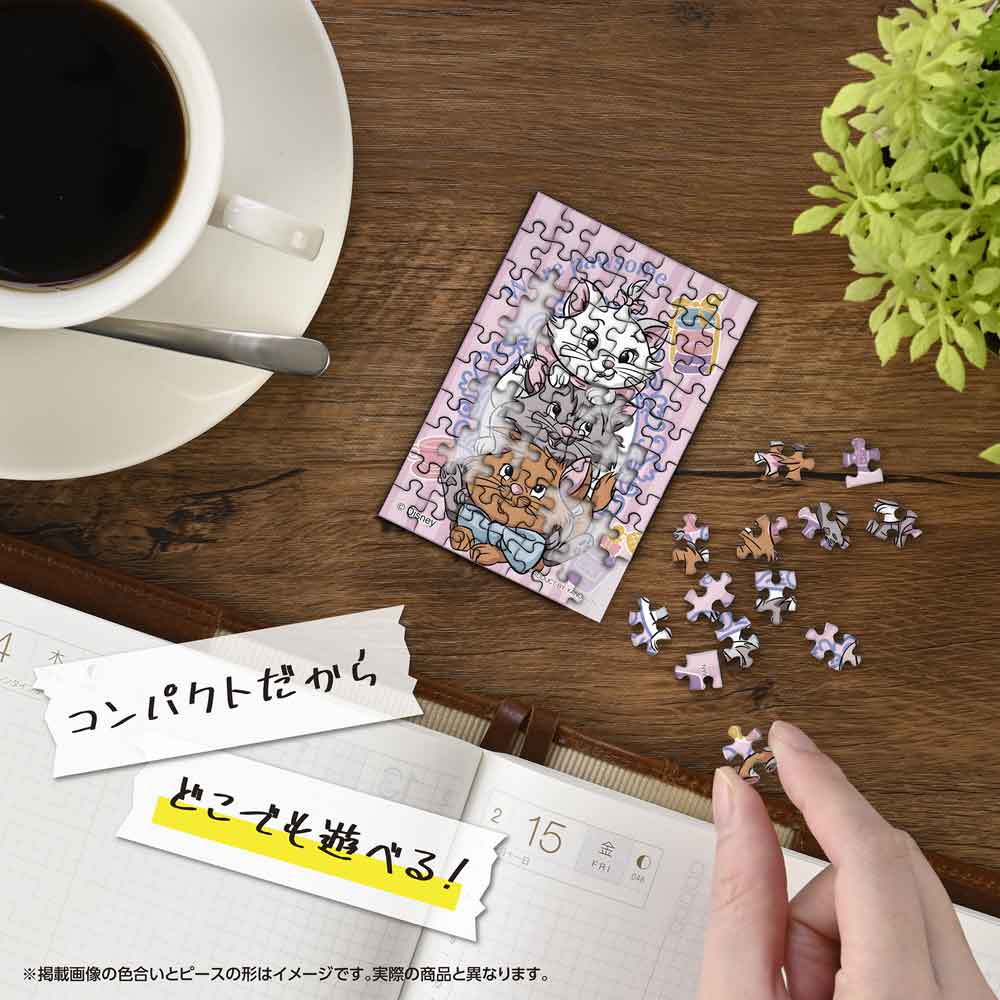 机の上でコパンを組み立てているイメージ