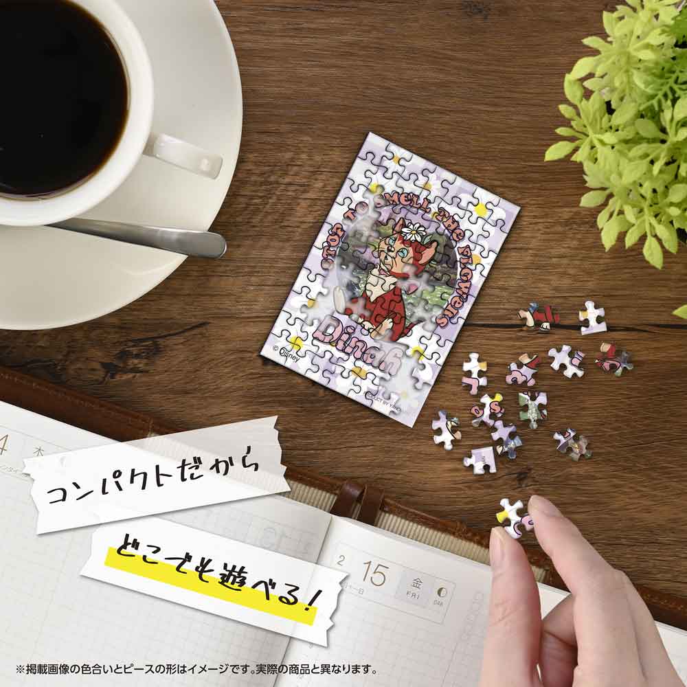 机の上でコパンを組み立てているイメージ