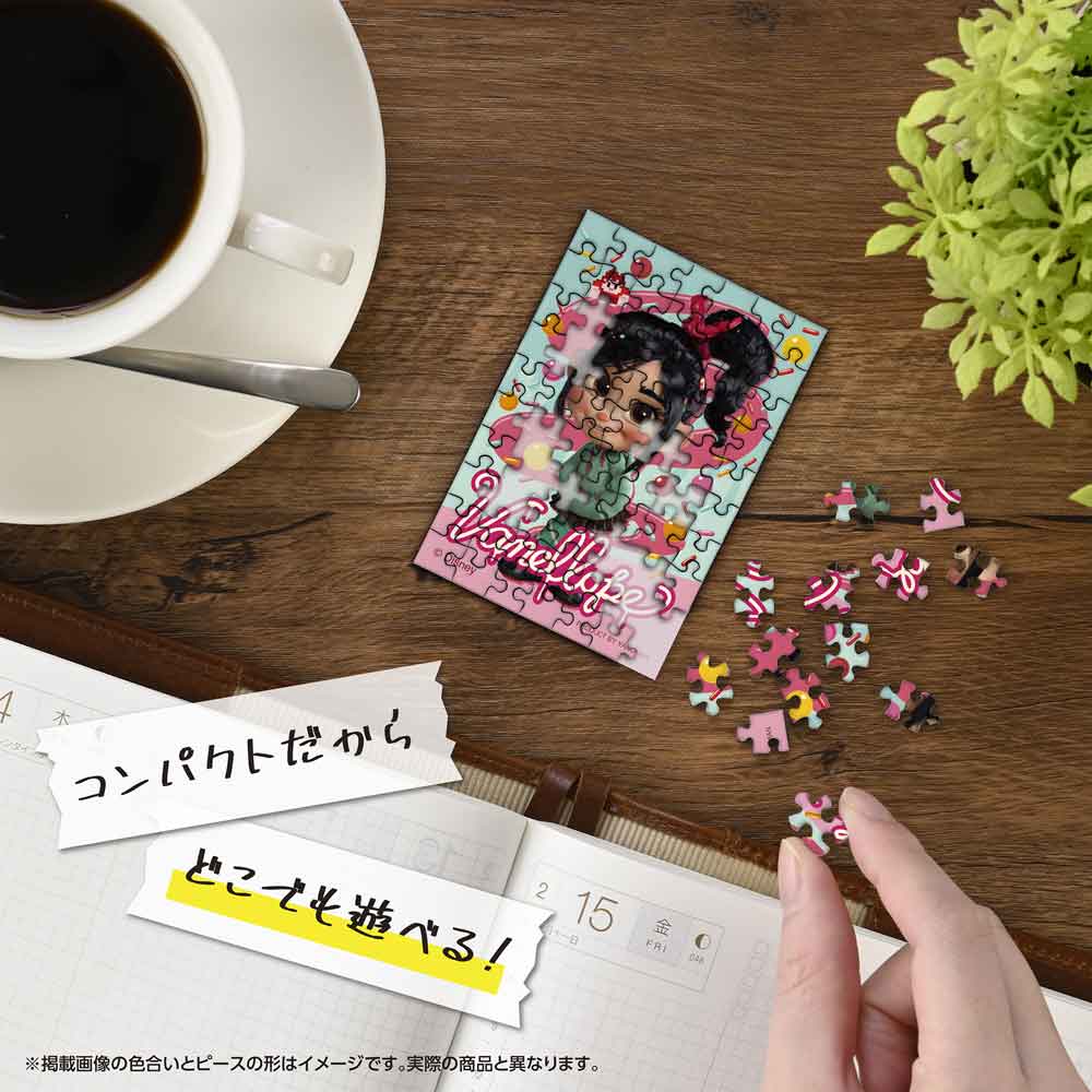 机の上でコパンを組み立てているイメージ