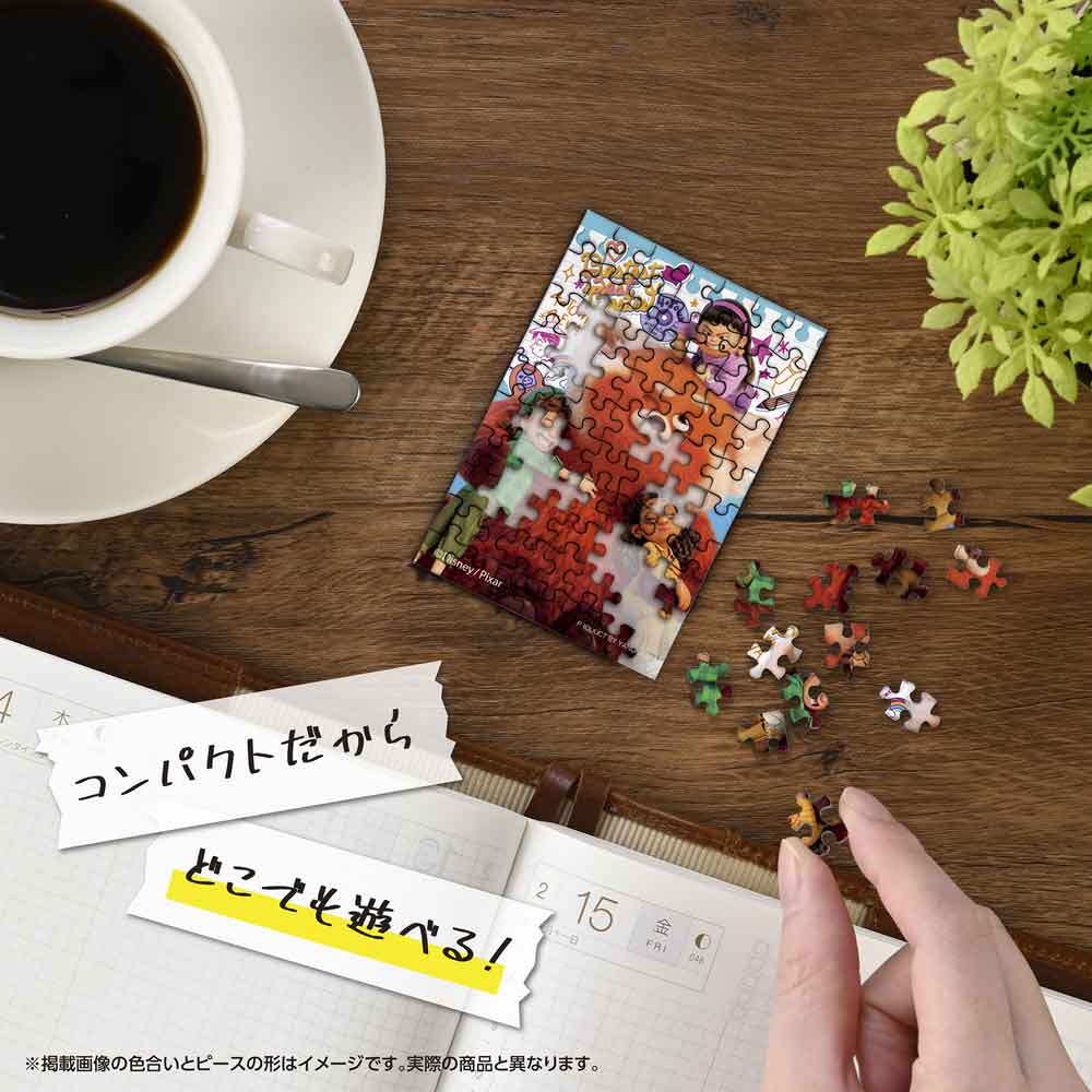 机の上でコパンを組み立てているイメージ