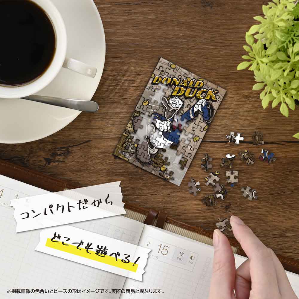 机の上でコパンを組み立てているイメージ