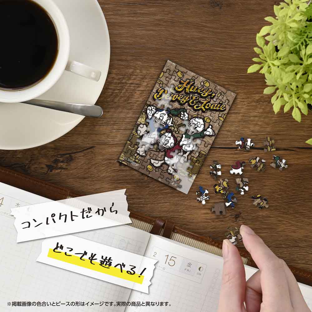机の上でコパンを組み立てているイメージ