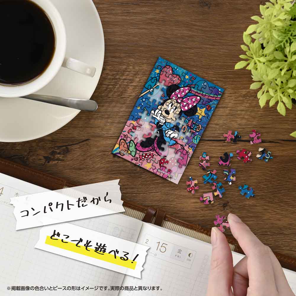 机の上でコパンを組み立てているイメージ