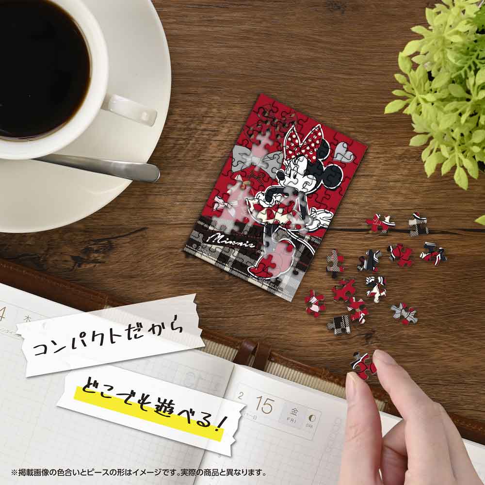 机の上でコパンを組み立てているイメージ