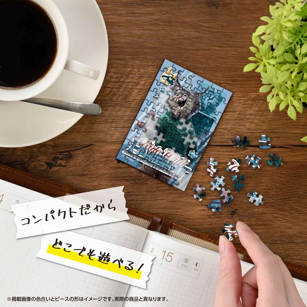 机の上でコパンを組み立てているイメージ