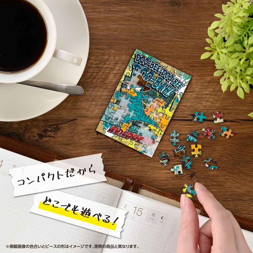 机の上でコパンを組み立てているイメージ
