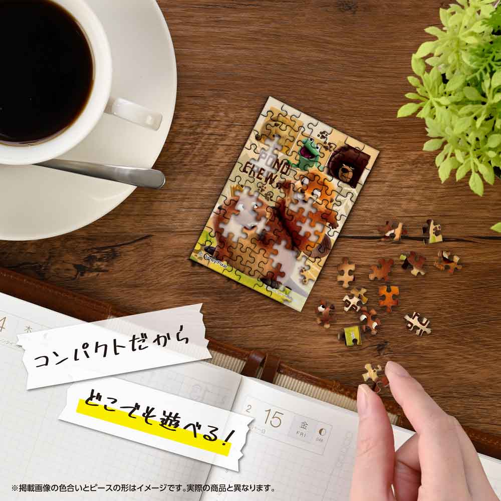 机の上でコパンを組み立てているイメージ