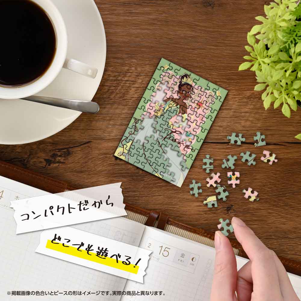 机の上でコパンを組み立てているイメージ