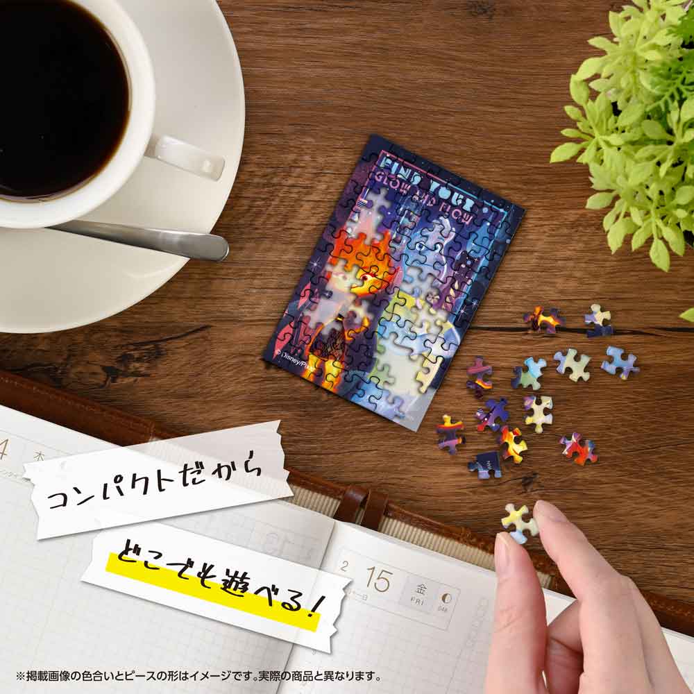 机の上でコパンを組み立てているイメージ